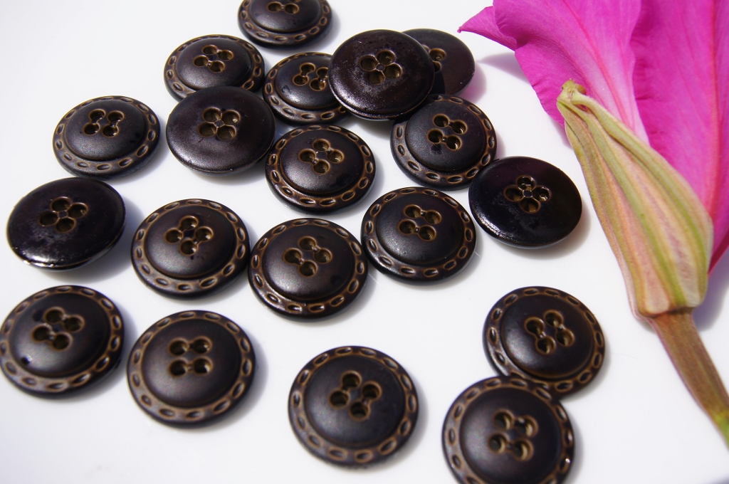 4 Hole Vintage Fashion Dark Brown Buttons
