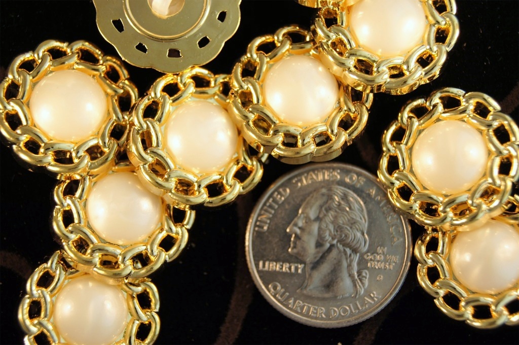 Gold Chain Rim Plastic Pearl Button