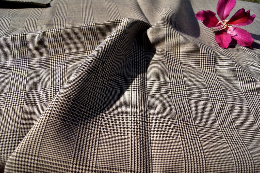 Black Beige Blend Wool Suiting Houndstooth Glen Plaid Fabric